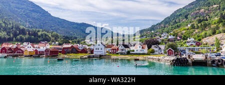 Blick in Solvorn, ein malerisches Dorf mit weißen Holzhäusern entlang Lustrafjorden an einem Sommertag in Sogn und Fjordane County in Norwegen. Stockfoto