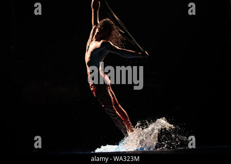 Calgary, Alberta, Kanada. 16 Aug, 2019. Cirque du Soleil Luzia Premiere in Calgary, in einer Art akrobatischen fühlt sich unter dem großen oben, als der Fokus ist eine Hommage an die mexikanische Kunst, Kultur, Traditionen, Töne und Farben. Credit: Baden Roth/ZUMA Draht/Alamy leben Nachrichten Stockfoto