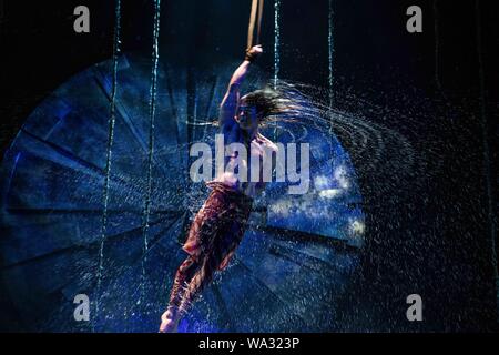 Calgary, Alberta, Kanada. 16 Aug, 2019. Cirque du Soleil "Luzia" Premiere in Calgary, in einer Art akrobatischen fühlt sich unter dem großen oben, als der Fokus ist eine Hommage an die mexikanische Kunst, Kultur, Traditionen, Töne und Farben. Credit: Baden Roth/ZUMA Draht/Alamy leben Nachrichten Stockfoto