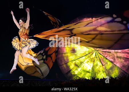 Calgary, Alberta, Kanada. 16 Aug, 2019. Cirque du Soleil Luzia Premiere in Calgary, in einer Art akrobatischen fühlt sich unter dem großen oben, als der Fokus ist eine Hommage an die mexikanische Kunst, Kultur, Traditionen, Töne und Farben. Credit: Baden Roth/ZUMA Draht/Alamy leben Nachrichten Stockfoto