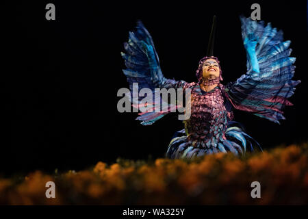 Calgary, Alberta, Kanada. 16 Aug, 2019. Cirque du Soleil Luzia Premiere in Calgary, in einer Art akrobatischen fühlt sich unter dem großen oben, als der Fokus ist eine Hommage an die mexikanische Kunst, Kultur, Traditionen, Töne und Farben. Credit: Baden Roth/ZUMA Draht/Alamy leben Nachrichten Stockfoto