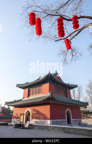 Beijing Ditan Park - Glockenturm Stockfoto