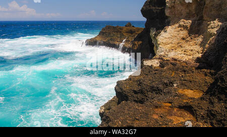 Blaue Lagune auf der Insel Penida in Indonesien, die Felsen und das Meer Stockfoto
