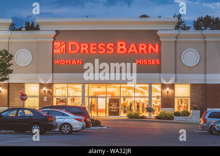 NEW HARTFORD, NEW YORK - May 16, 2019: Dress Barn, einer Tochtergesellschaft der Ascena Retail Group, ist ein Einzelhändler der Kleidung für Frauen. Stockfoto