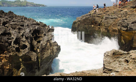 April 23, 2019 - Bali Indonesien: Touristen genießen den Blick auf das Wasser sprudelnd aus dem Ozean in Bali, Indonesien, turbulenten rafting Wasser Stockfoto