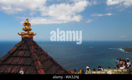 April 23, 2019 - Bali Indonesien: Spitze des Tempels Dach mit den Touristen genießen den Blick auf das malerische Meer in Bali, Indonesien Stockfoto