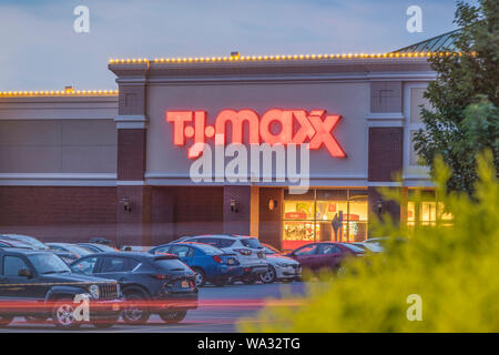 NEW HARTFORD, NEW YORK - 16.August 2019: TJ Maxx store und Parkplatz. TJ Maxx ist eine US-amerikanische Kaufhauskette, den Verkauf zu Preisen im Allgemeinen niedriger tha Stockfoto