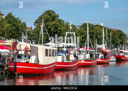 Hafen Warnemunde, Boote vertäut in Alter Kanal, Warnemünde Alter Strom, Rostock Deutschland Stockfoto