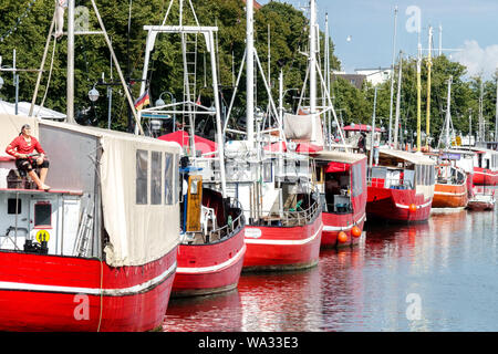 Warnemünde Hafen, Angeln Boote im alten Kanal, Alten Strom, Rostock Deutschland Stockfoto