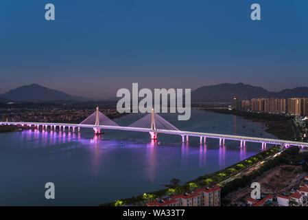 Qingyuan Stadt Stadt Staaten Herz Bridge bei Nacht Stockfoto