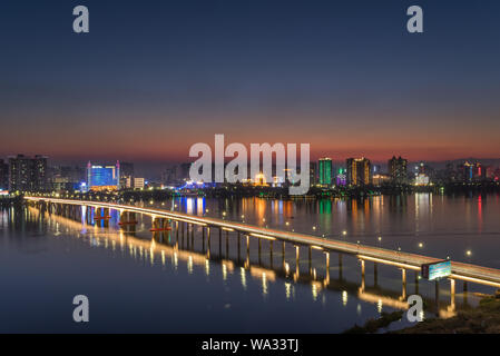 Qingyuan Stadt Stadt Nacht Szene FengCheng Brücke Stockfoto