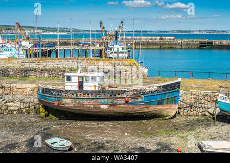 Verfallende altes Fischerboot im Hafen von Newlyn Fischerdorf in der Nähe von Penzance in Cornwall, England, Großbritannien. Stockfoto