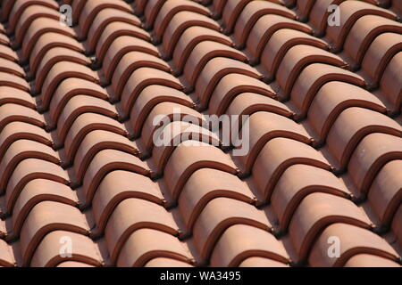 Roter Ton Dachpfannen auf dem Dach eines Gebäudes in Lazise, Gardasee, Italien Stockfoto