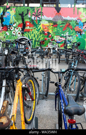 Genf, Schweiz - Juli, 08, 2019: Fahrräder in einem Fahrrad geparkt neben Bahnhof Cornavin. Stockfoto