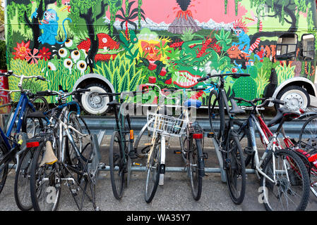 Genf, Schweiz - Juli, 08, 2019: Fahrräder in einem Fahrrad geparkt neben Bahnhof Cornavin. Stockfoto