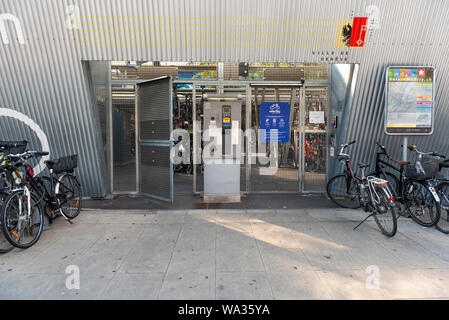 Genf, Schweiz - Juli, 08, 2019: Die Velostation bike Park Anlage neben dem Bahnhof Cornavin. Stockfoto