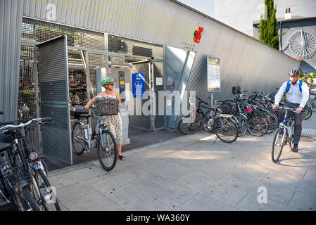 Genf, Schweiz - Juli, 08, 2019: Die Velostation bike Park Anlage neben dem Bahnhof Cornavin. Stockfoto