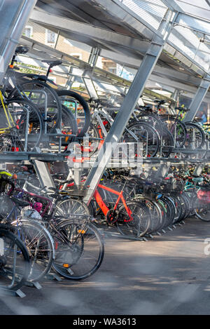 Genf, Schweiz - Juli, 08, 2019: Die Velostation bike Park Anlage neben dem Bahnhof Cornavin. Stockfoto