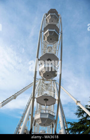 Genf, Schweiz - Juli, 08, 2019: Riesenrad mit Schweizer Flagge auf seinem Center in der Nähe des Genfer Sees. Stockfoto