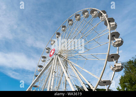 Genf, Schweiz - Juli, 08, 2019: Riesenrad mit Schweizer Flagge auf seinem Center in der Nähe des Genfer Sees. Stockfoto