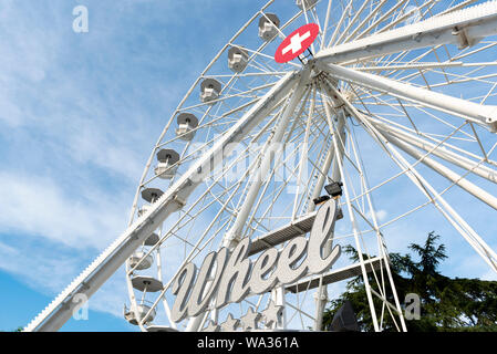 Genf, Schweiz - Juli, 08, 2019: Riesenrad mit Schweizer Flagge auf seinem Center in der Nähe des Genfer Sees. Stockfoto