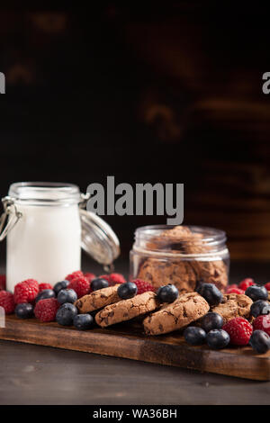 Lecker und Bio Schokolade Chips bereit, von einer hölzernen Teller gegessen werden. Leckere Kekse. Stockfoto