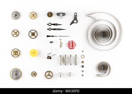 Ansicht von oben ausgerichtet dissassambled Teile eines alten Wecker Mechanismus auf weißem Hintergrund Stockfoto