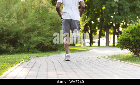 Athletischen Körper der schwarze Läufer, park Hintergrund Stockfoto