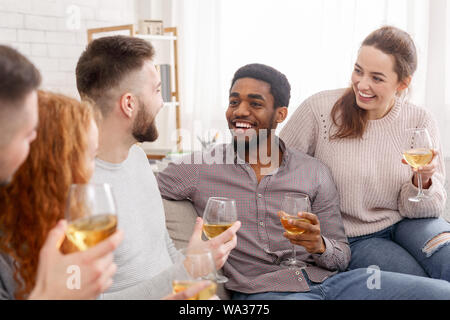 Home Party. Diverse Freunde Wein trinken und reden Stockfoto