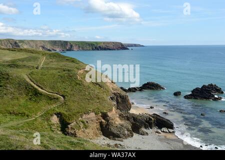 Pembrokeshire Coast Path Wicklung unten zu Marloes Sands Wales Cymru GROSSBRITANNIEN Stockfoto