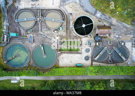 Abwasser Wasserwerk Kläranlage Luftbild von oben mit Abfällen Qualitätskontrolle tanks Stockfoto