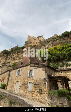 Dorf Beynac-et-Cazenac, Frankreich. Malerische Aussicht auf steile Beynac in Hanglage, mit dem Chateau de Beynac im Hintergrund. Stockfoto