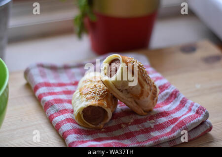 Leckere hausgemachte Wurst rollen Weiß sesam Gebäck Stockfoto