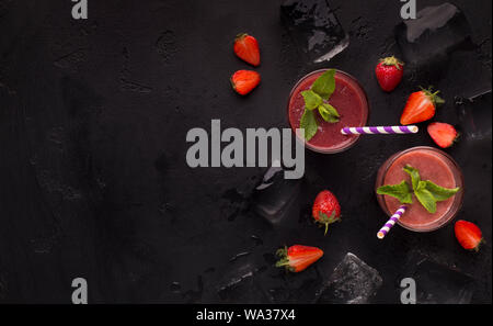 Sommer detox Smoothie in Glas auf schwarzem Hintergrund Stockfoto