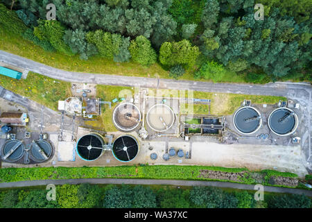 Abwasser Wasserwerk Kläranlage Luftbild von oben mit Abfällen Qualitätskontrolle tanks Stockfoto