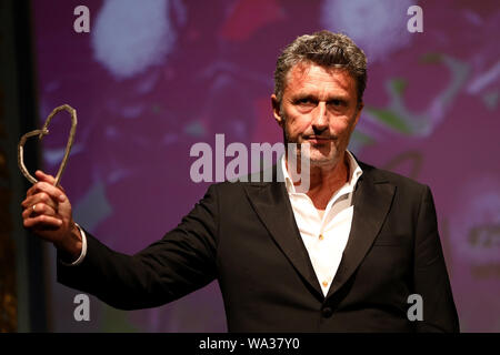 Sarajevo. 16 Aug, 2019. Polnische geborene Regisseur und Drehbuchautor Pawel Pawlikowski wirft mit der Ehrenamtlichen Herzen von Sarajevo Award während der Sarajevo Film Festival in Sarajevo, Bosnien und Herzegowina (BiH) am 12.08.16., 2019. 25 Sarajevo Film Festival (SFF) traten weg von Freitag in Bosnien und Herzegowina, der Hauptstadt präsentieren Künstler mit dem Herzen von Sarajevo Award, die höchste Auszeichnung auf der Veranstaltung. Credit: Nedim Grabovica/Xinhua Stockfoto