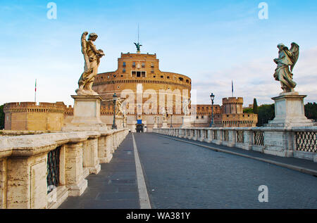 Abbildung einer leeren Straße zum Castel Sant'Angelo Schloss mit vielen Statuen und tanterns unter wolkenlosen blauen Herbsthimmel an einem warmen Morgen Stockfoto