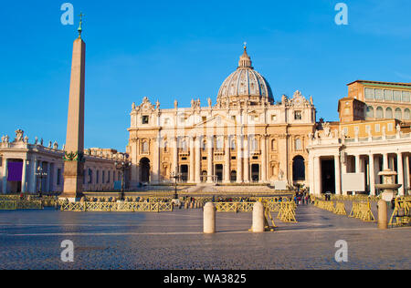 Einsame Piazza San Pietro und zentrale Obelisk in Vaticano. Warme Herbst morgen, vibrant blue sky, ruhige Atmosphäre Stockfoto