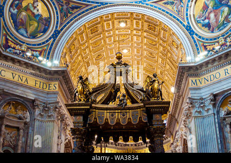 Vatikan, Italien - 29 Oktober, 2017: Blick auf den Innenraum der Basilika Papale di San Pietro. Vordere Teil mit schwarzen Allar, farbenfrohen Fresken, Marmorboden, Pai Stockfoto