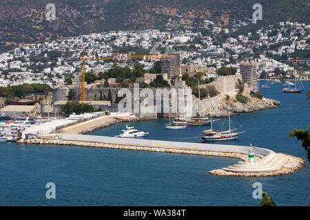 Bodrum, Marmaris/Türkei - August 14., 2019: Die Burg von Bodrum unter intensiver Restaurierungsarbeiten. Das Projekt war früher abgebrochen. Stockfoto