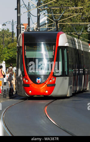 Sultanahmet, Istanbul/Türkei - August 5th, 2019: Eine elektrische Straßenbahn 837 ein Brötchen auf den Straßen der historischen Halbinsel von Istanbul. Stockfoto