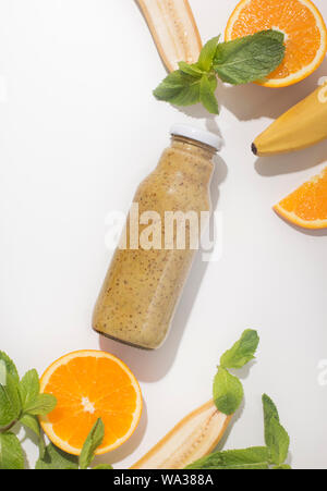 Detox Smoothie mit gemischten Früchten und Minze auf Weiß Stockfoto