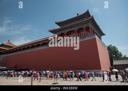 Peking, China - 5. Juni 2018: Der Meridian Tor des berühmten Forbidden palace Stadt mit einer Menge touristische Menschen warten auf den Palast in Beijin eingeben Stockfoto