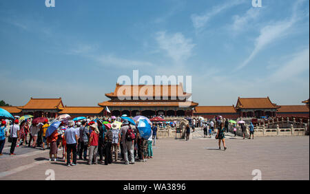 Peking, China - 5. Juni 2018: die Masse der Touristen Menschen mit Sonnenschirmen am Eingang der berühmten Forbidden palace City in Peking, China. Stockfoto