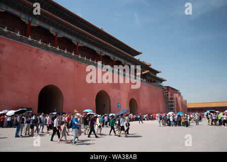 Peking, China - 5. Juni 2018: Der Meridian Tor des berühmten Forbidden palace Stadt mit einer Menge touristische Menschen warten auf den Palast in Beijin eingeben Stockfoto