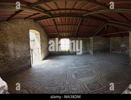 Zimmer mit den schönen Mosaiken der Dioskuren in der Domus von Dioscuri in den archäologischen Ausgrabungen von Ostia Antica in Rom Stockfoto