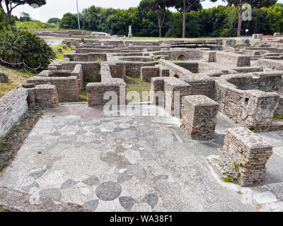 Landschaft der Apodyterium in Cisiarii Therme mit schönen Witz Mosaikboden mit geometrischen Formen. In der archäologischen Ausgrabung o entfernt Stockfoto