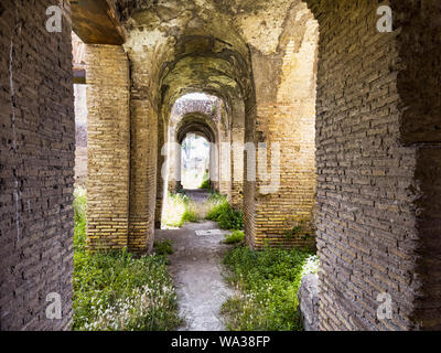 Gänge der Antiken römischen Gebäuden in den archäologischen Ausgrabungen von Ostia Antica, Bögen und Decken mit Stuck und gut erhaltene Einrichtung Stockfoto