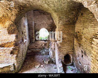 Flur mit römischen Gewölbe in einem alten Gebäude in der archäologischen Ausgrabungen von Ostia Antica in Rom, Italien Stockfoto