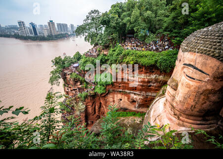 Weitwinkel Draufsicht von Leshan Giant Buddha oder Dafo in Leshan Sichuan China Stockfoto